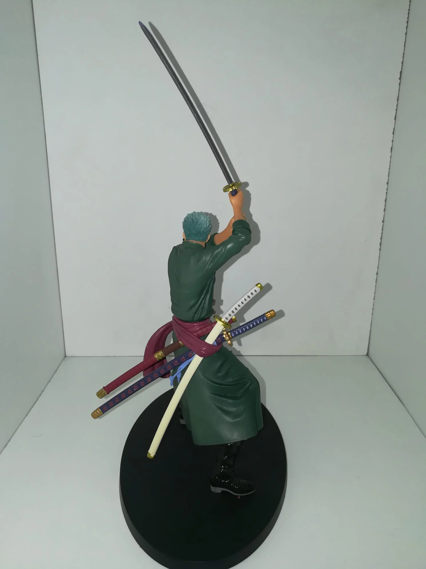 ONE PIECE RORONOA ZORO FIGURE (esposizione fiera)NUOVA(e stata riparata a una gamba)(manca la scatola,rubata in fiera)(da 49,90 a 29,90) - Image 2